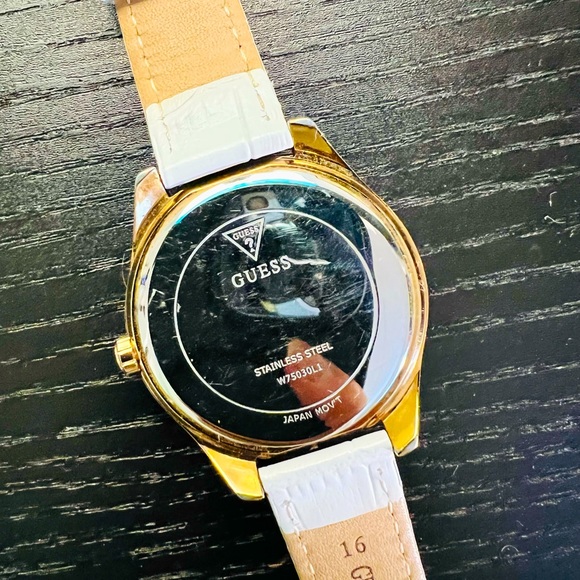 Guess women’s watch - Picture 3 of 4